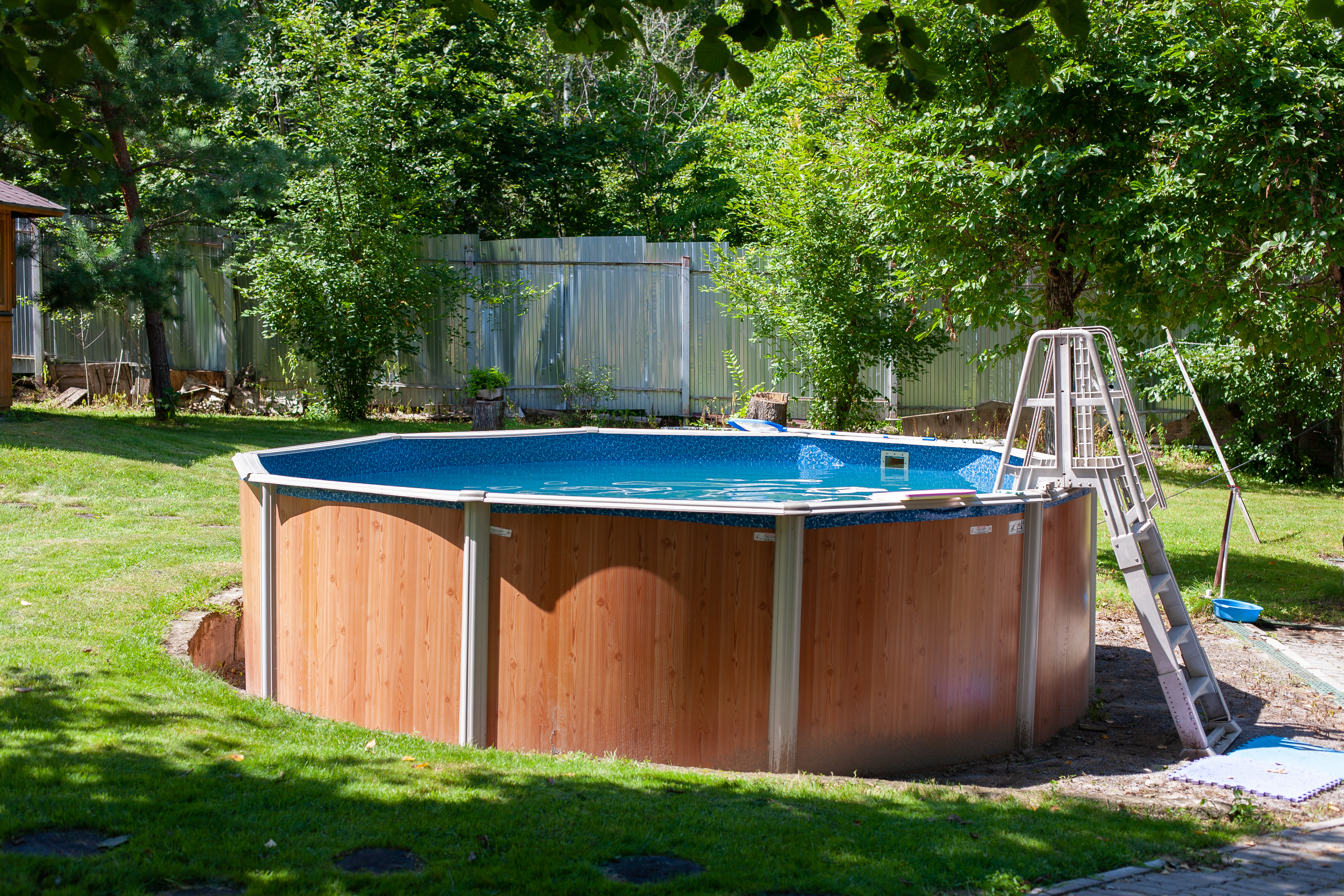 Aufstellpool aus Holz im Garten