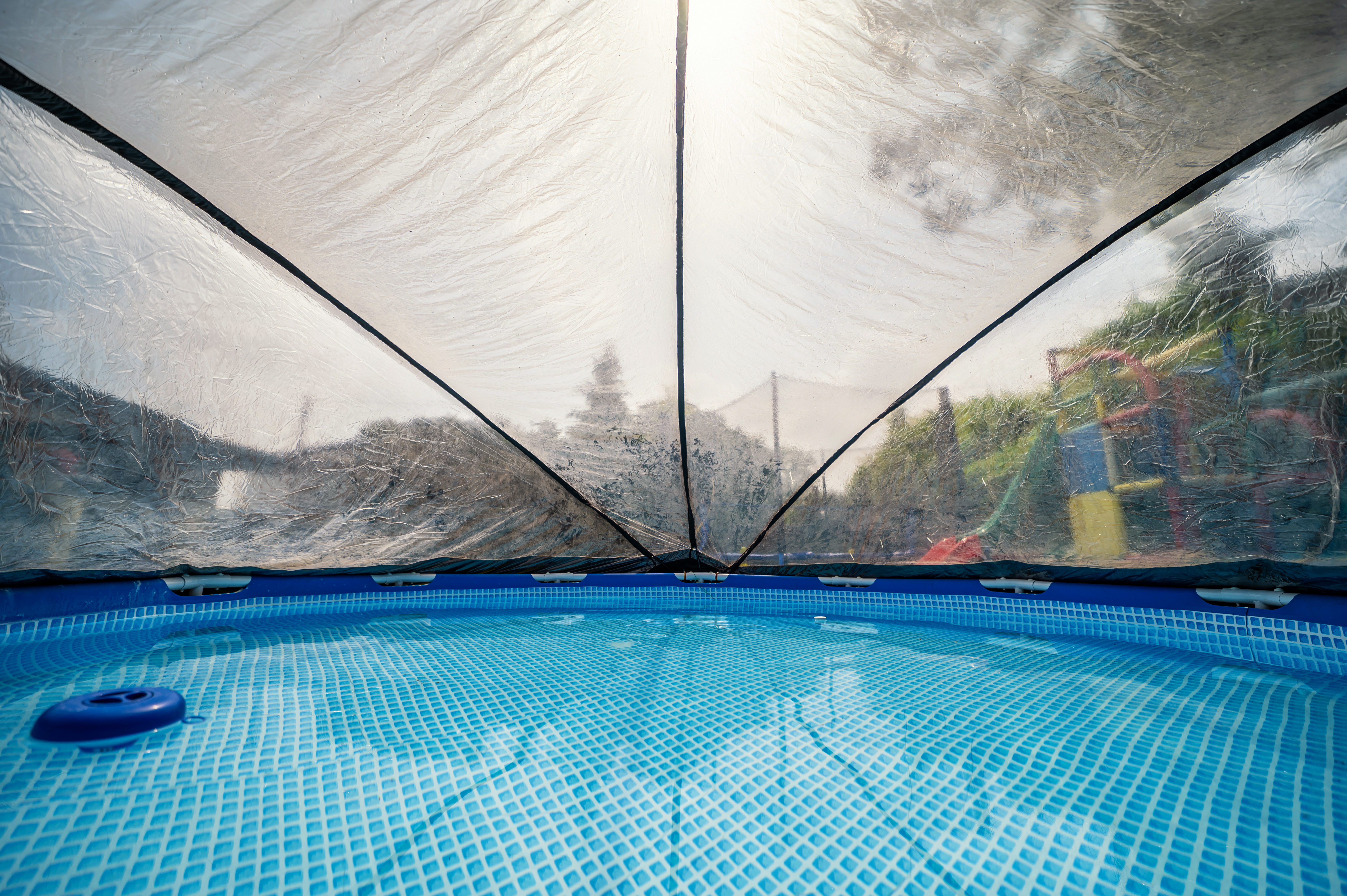 Schützende Abdeckung für einen Aufstellpool