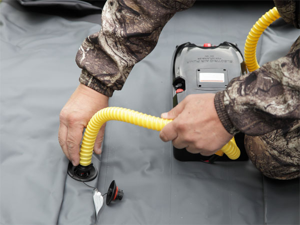 Elektrische Pumpe wird an ein Schlauchboot angeschlossen