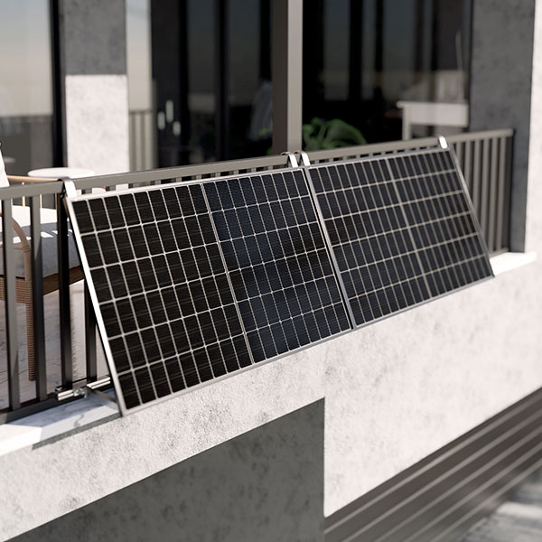 Solarmodule am Balkongeländer montiert für eine nachhaltige Stromerzeugung