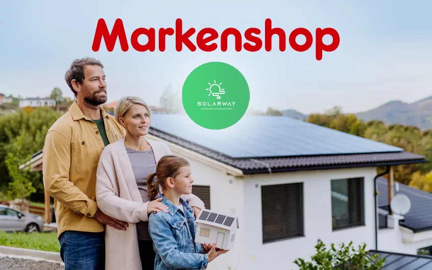Familie vor Haus mit Solaranlage von Solarway im Grünen mit Markenshop-Schriftzug