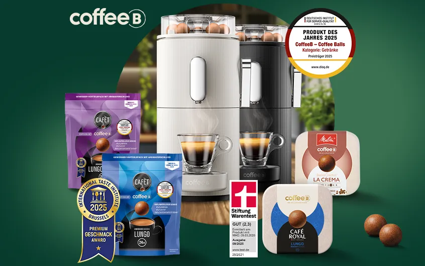 stilvolle Kaffeemaschine von Coffee B, umgeben von verschiedenen Kaffeepackungen in lebhaften Farben, die f&uuml;r unterschiedliche Geschmacksrichtungen stehen. Vor der Maschine sind Kaffeekugeln zu sehen, die die innovative Kaffeekapseltechnologie darstellen. Auf der rechten Seite des Bildes sind verschiedene Auszeichnungen und Bewertungen, darunter das Produkt des Jahres 2023 und ein Stiftung Warentest-Siegel, die die Qualit&auml;t und Beliebtheit des Produkts hervorheben. Der Hintergrund ist in einem eleganten Gr&uuml;n gehalten, das die Produkte visuell hervorhebt.