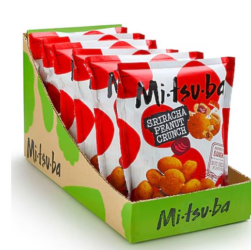 Packung Mitsuba Sriracha Peanut Crunch in einer Displaybox, scharfe Erdnusssnacks