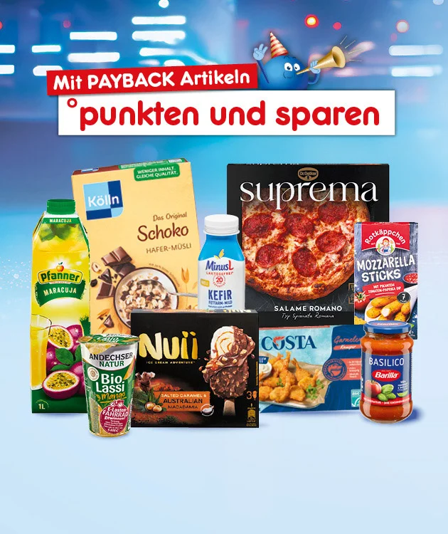 Die Grafik zeigt verschiedene Lebensmittelprodukte, darunter Pfanner Maracuja Saft, Bio Lassi, Nuii Eis, Schoko Hafer-M&uuml;sli, Kefir, Suprema Pizza, Costa Garnelen, Mozzarella Sticks und Barilla Basilico Sauce. Oben ist ein blauer Pointee mit Partyh&uuml;tchen und Tr&ouml;te abgebildet, daneben steht &bdquo;Mit Payback Artikeln punkten und sparen&ldquo; in wei&szlig;er und roter Schrift. Der Hintergrund besteht aus unscharfen Lichtern und blauen Fl&auml;chen f&uuml;r einen modernen, urbanen Eindruck. Unten befindet sich ein wei&szlig;-roter Button mit der Aufschrift &bdquo;Jetzt Angebote entdecken&ldquo;, der zum Klicken einl&auml;dt.