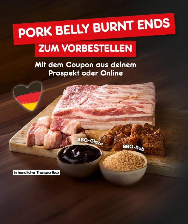 Der Werbebanner zeigt ein Vorbestell-Angebot f&uuml;r &bdquo;Pork Belly Burnt Ends&ldquo;. Abgebildet sind Fleischst&uuml;cke auf einem Holzbrett sowie zwei kleine Schalen mit Dip und Gew&uuml;rz, dazu der Hinweis auf Bestellung mit Coupon aus Prospekt oder online. Unten steht &bdquo;Hier geht&rsquo;s zum Vorbestellen&ldquo;.