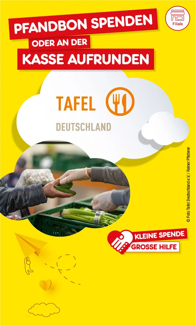 Bild mit gelbem Hintergrund und wei&szlig;en Wolken. Links oben steht in roten K&auml;sten: &bdquo;Pfandbon spenden oder an der Kasse aufrunden&ldquo;. Darunter das Logo der Tafel Deutschland mit einem Teller und Besteck. Rechts oben ein rotes Herz mit der Aufschrift: &bdquo;Kleine Spende, gro&szlig;e Hilfe&ldquo;. Rechts daneben ein Foto, auf dem eine Person einer anderen Person eine Gurke &uuml;berreicht, im Hintergrund frisches Gem&uuml;se. Unten rechts ist ein wei&szlig;er Button mit der Aufschrift: &bdquo;Hier mehr erfahren&ldquo;.