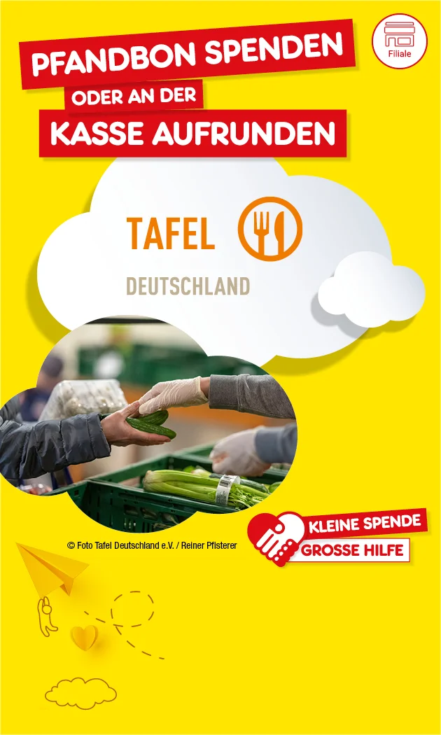 Bild mit gelbem Hintergrund und wei&szlig;en Wolken. Links oben steht in roten K&auml;sten: &bdquo;Pfandbon spenden oder an der Kasse aufrunden&ldquo;. Darunter das Logo der Tafel Deutschland mit einem Teller und Besteck. Rechts oben ein rotes Herz mit der Aufschrift: &bdquo;Kleine Spende, gro&szlig;e Hilfe&ldquo;. Rechts daneben ein Foto, auf dem eine Person einer anderen Person eine Gurke &uuml;berreicht, im Hintergrund frisches Gem&uuml;se. Unten rechts ist ein wei&szlig;er Button mit der Aufschrift: &bdquo;Hier mehr erfahren&ldquo;.