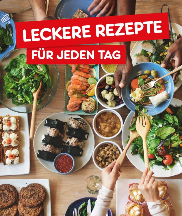 Diese Grafik zeigt auf einem gedeckten Holztisch von oben viele verschiedene Speisen und mehrere H&auml;nde beim gemeinsamen Essen, dar&uuml;ber in roten Balken den Schriftzug &bdquo;Leckere Rezepte f&uuml;r jeden Tag&ldquo;. Auf dem Tisch stehen und liegen unter anderem Salat, Chips, Brot, Sushi, Burger-Patties, gef&uuml;llte Eier, So&szlig;en, kleine Schalen mit Zutaten, ein Teller mit gegrilltem Hummer, weitere Beilagen sowie Besteck und Servierschalen. Ganz unten befindet sich ein Button mit der Aufschrift &bdquo;Hier Rezept entdecken&ldquo;, der zum Klicken einl&auml;dt.