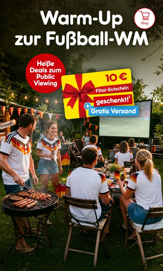Menschen im Deutschland-Trikot beim Public Viewing im Garten mit Grill und Leinwand; Werbegrafik mit dem Text &bdquo;Warm-Up zur Fu&szlig;ball-WM&ldquo;, &bdquo;Hei&szlig;e Deals zum Public Viewing&ldquo; sowie &bdquo;10 &euro; Filial-Gutschein geschenkt + Gratis Versand&ldquo; mit Hinweis auf Rechtstext.
