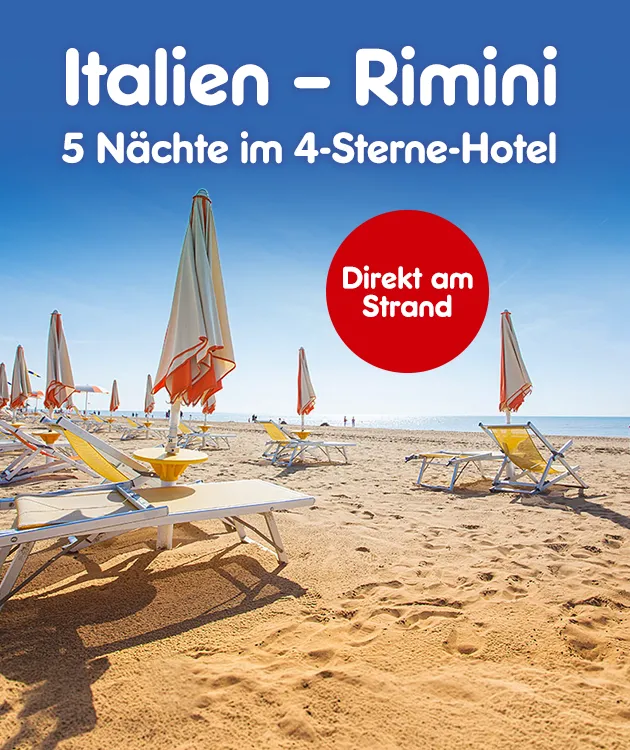 5 N&auml;chte im 4-Sterne-Hotel&ldquo; und &bdquo;Direkt am Strand&ldquo;, vor einem Sandstrand mit Liegen und Sonnenschirmen.