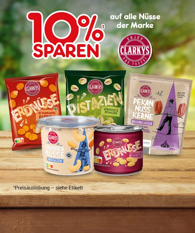 Diese Grafik zeigt einen nat&uuml;rlichen Hintergrund mit dem Schriftzug &bdquo;zehn Prozent sparen auf alle N&uuml;sse der Marke Clarkys&ldquo; und mehreren Clarkys-Nussprodukten auf einem Holztisch, darunter Erdn&uuml;sse, Pistazien, Pekannusskerne sowie weitere Nussprodukte in Bechern und Dosen. Unten steht klein &bdquo;Preisauslobung &ndash; siehe Etikett&ldquo;, und der Button &bdquo;Weitere Sparangebote entdecken&ldquo; l&auml;dt zum Klicken ein.