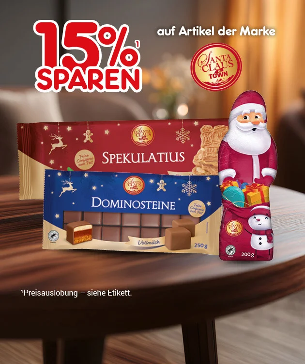 Diese Grafik zeigt vor einem weihnachtlich gestalteten, unscharfen Hintergrund den Hinweis &bdquo;15 % sparen&sup1; auf Artikel der Marke Santa Claus in Town&ldquo;. Darunter sind eine Packung Spekulatius, eine Packung Dominosteine sowie ein Weihnachtsmann aus Schokolade abgebildet. Unten steht der Hinweis &bdquo;&sup1;Preisauslobung &ndash; siehe Etikett.&ldquo; Unten in der Mitte l&auml;dt ein Button mit der Aufschrift &bdquo;Weitere Sparangebote entdecken&ldquo; zum Klicken ein.
