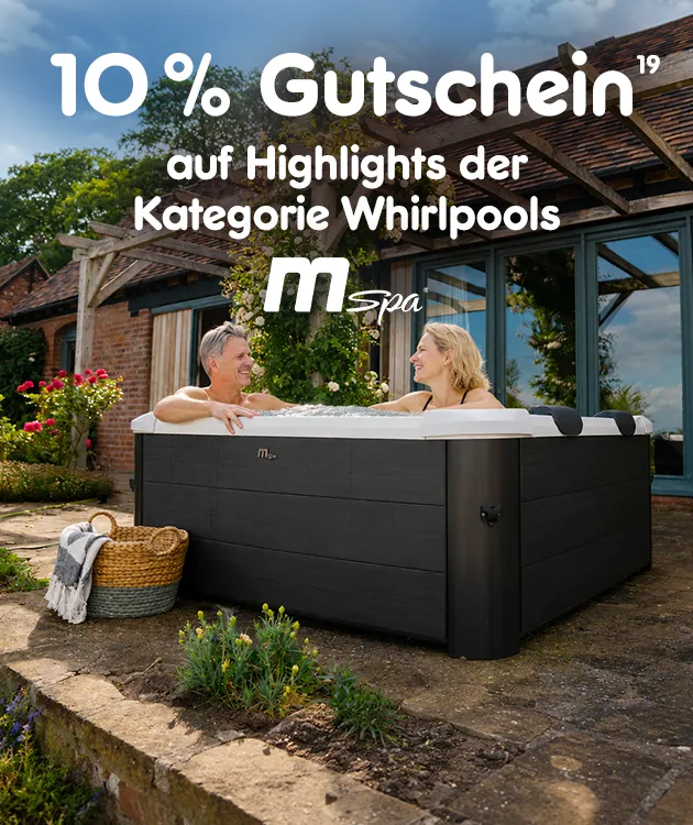Zwei Personen sitzen in einem Outdoor-Whirlpool vor einem Haus; eingeblendeter Text: &bdquo;10 % Gutschein auf Highlights der Kategorie Whirlpools mit Hinweis auf Rechtstext.