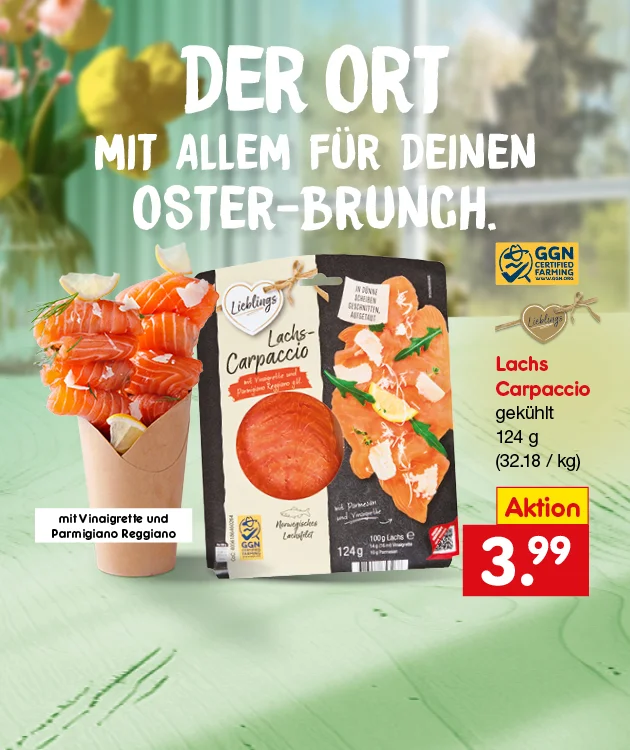 Fr&uuml;hlingshaftes Motiv mit hellgr&uuml;nem Tisch und unscharfem Fenster im Hintergrund: links gelbe Tulpen in einer Glasvase, unten links ein wei&szlig;es Osterei mit orangefarbenen Punkten; mittig vorne steht eine kleine Papier-T&uuml;te, gef&uuml;llt mit aufgerollten Lachsscheiben und Zitronenspalten. Gro&szlig;e wei&szlig;e &Uuml;berschrift links: &bdquo;DER ORT MIT ALLEM F&Uuml;R DEINEN OSTERBRUNCH.&ldquo; Darunter in einem wei&szlig;en Kasten der Hinweis: &bdquo;mit Vinaigrette und Parmigiano Reggiano&ldquo;. Rechts ist eine Packung &bdquo;Lieblings Lachs-Carpaccio&ldquo; abgebildet; auf der Packung stehen unter anderem &bdquo;Lachs-Carpaccio&ldquo;, ein rotes Band mit &bdquo;mit Vinaigrette und Parmigiano Reggiano&ldquo;, sowie &bdquo;einhundertvierundzwanzig Gramm&ldquo;. Oben rechts im Bild ein blau-gelbes Siegel &bdquo;GGN CERTIFIED FARMING&ldquo; mit &bdquo;WWW.GGN.ORG&ldquo;; daneben ein herzf&ouml;rmiges &bdquo;Lieblings&ldquo;-Anh&auml;nger-Label. Rechts neben der Packung stehen die Produktangaben: &bdquo;Lachs Carpaccio&ldquo;, &bdquo;gek&uuml;hlt&ldquo;, &bdquo;einhundertvierundzwanzig Gramm&ldquo; und &bdquo;dreiunddrei&szlig;ig Euro achtzehn pro Kilogramm&ldquo;. Unten rechts ein rotes Preisschild mit gelbem Feld &bdquo;Aktion&ldquo; und gro&szlig;em Preis &bdquo;drei Euro neunundneunzig&ldquo;. Ganz unten rechts ein wei&szlig; umrandeter Button mit roter Schrift &bdquo;Jetzt Angebote entdecken&ldquo;, der zum Klicken einl&auml;dt. Links unten ein kleines rundes Symbol mit der Aufschrift &bdquo;Filiale&ldquo;.