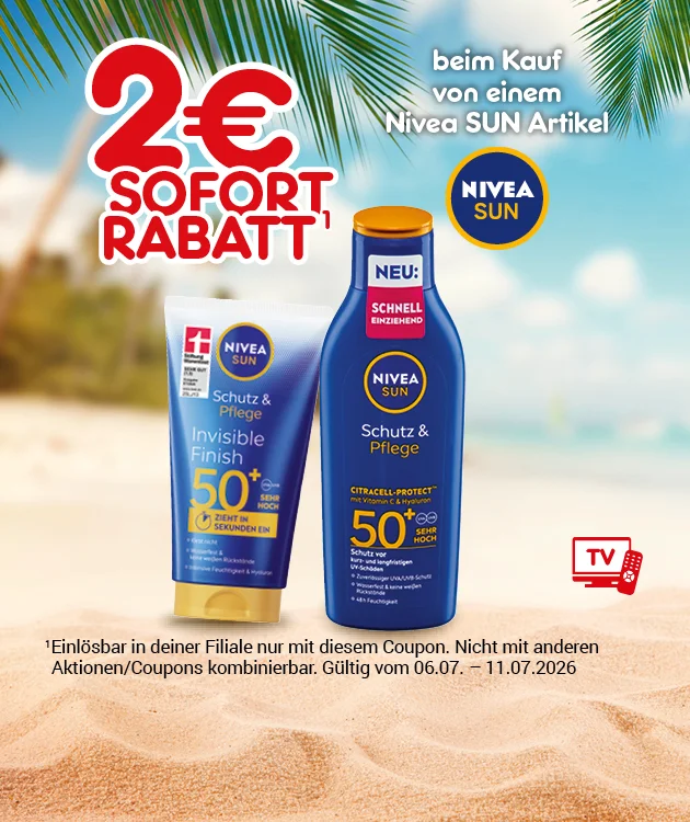 Diese Grafik zeigt auf einem sandfarbenen Strandhintergrund mit Palmenbl&auml;ttern den Text &bdquo;zwei Euro Sofortrabatt beim Kauf von einem Nivea SUN Artikel&ldquo; sowie zwei Nivea-SUN-Sonnenpflegeprodukte mit Lichtschutzfaktor f&uuml;nfzig plus, darunter &bdquo;Invisible Finish&ldquo; und &bdquo;Schutz und Pflege&ldquo; mit dem Hinweis &bdquo;Neu&ldquo;. Unten steht in kleiner Schrift, dass der Coupon nur in der Filiale mit diesem Coupon einl&ouml;sbar, nicht mit anderen Aktionen oder Coupons kombinierbar und vom sechsten Juli bis elften Juli zweitausendsechsundzwanzig g&uuml;ltig ist. Rechts unten ist ein kleines rotes TV-Symbol. Ganz unten befindet sich ein Button mit &bdquo;Weitere Angebote entdecken&ldquo;, der zum Klicken einl&auml;dt.