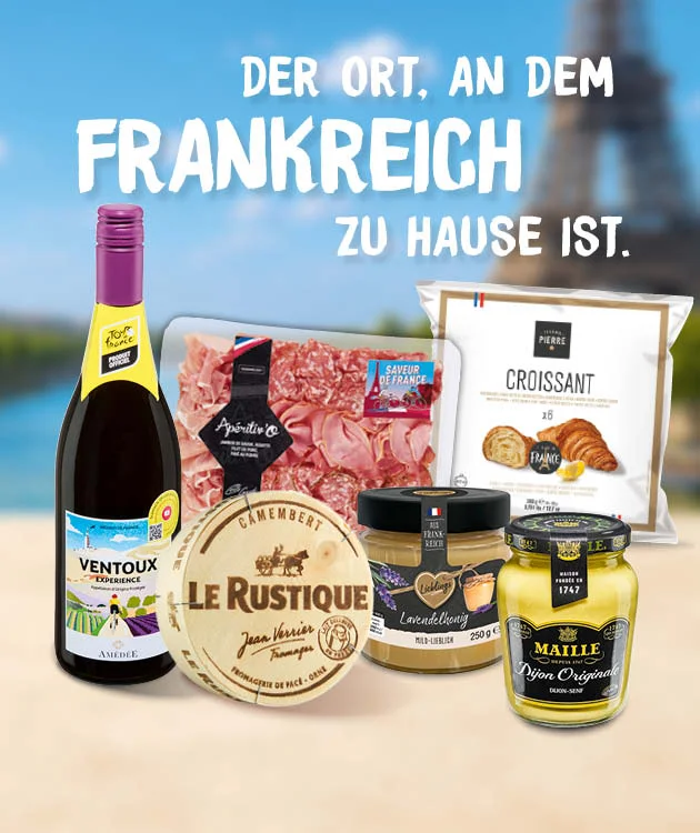 Diese Grafik zeigt einen hellem Hintergrund mit franz&ouml;sischen Lebensmitteln. Zu sehen sind eine Flasche Rotwein, eine Packung Aufschnitt, ein Camembert, ein Glas Fruchtaufstrich, eine Packung Croissants und ein Glas Dijon-Senf. Im Hintergrund ist unscharf der Eiffelturm zu erkennen. Lesbarer Text im Bild: &bdquo;Der Ort, an dem Frankreich zu Hause ist.&ldquo;