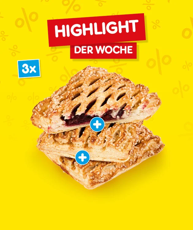 In dieser Grafik ist ein gelber Hintergrund mit dezenten Prozentzeichen-Mustern zu sehen. Oben steht in zwei roten K&auml;sten die &Uuml;berschrift &bdquo;Highlight der Woche&ldquo;. Links oben ein blaues Label mit wei&szlig;er Schrift &bdquo;dreimal&ldquo;. In der Mitte sind zwei &uuml;bereinanderliegende St&uuml;cke eines gef&uuml;llten Geb&auml;cks (mit Gitterteig oben und dunkler Fruchtf&uuml;llung) abgebildet; auf den Geb&auml;ckst&uuml;cken liegen zwei blaue runde Plus-Symbole mit wei&szlig;em Pluszeichen. Unten mittig befindet sich ein wei&szlig;er Button mit roter Umrandung und roter Schrift &bdquo;Weitere Angebote entdecken&ldquo;, der zum Klicken einl&auml;dt.