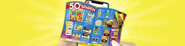 Gelber Hintergrund mit Lichtstrahlen. Zwei H&auml;nde halten ein Smartphone, auf dessen Bildschirm ein ge&ouml;ffnetes blaues Wochenprospekt mit vielen Produktbildern zu sehen ist; oben links steht gro&szlig; &bdquo;f&uuml;nfzig Prozent sparen&ldquo;. Unten mittig ist ein wei&szlig;er Button mit rotem Rand und roter Schrift &bdquo;Zum digitalen Wochenprospekt&ldquo;, der zum Klicken einl&auml;dt.