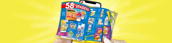 Gelber Hintergrund mit strahlenf&ouml;rmigem Lichtverlauf; davor ein in der Hand gehaltenes Smartphone mit aufgeklapptem digitalem Wochenprospekt. Oben gro&szlig;er Hinweis &bdquo;f&uuml;nfzig Prozent sparen&ldquo; sowie viele abgebildete Angebotsprodukte auf der Doppelseite. Unten ein Button &bdquo;Zum digitalen Wochenprospekt&ldquo;, der zum Klicken einl&auml;dt