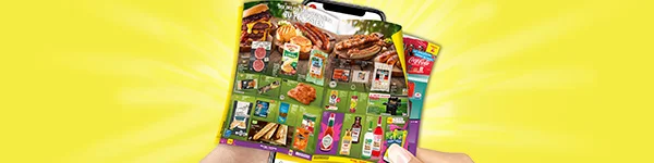 Diese Grafik zeigt ein Smartphone in einer Hand vor gelbem Hintergrund, auf dessen Display ein digitaler Netto-Wochenprospekt mit vielen Angebotskacheln (unter anderem Grillartikel, Lebensmittel und Getr&auml;nke) ge&ouml;ffnet ist; oben im Prospekt steht &bdquo;Der Ort f&uuml;r Grill-Spezialit&auml;ten zu Pfingsten&ldquo;. Unten l&auml;dt ein Button mit der Aufschrift &bdquo;Zum digitalen Wochenprospekt&ldquo; zum Klicken ein.