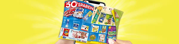 Diese Grafik zeigt auf gelbem Strahlenhintergrund zwei H&auml;nde, die ein Smartphone mit einem digitalen Netto-Prospekt und dahinter mehrere aufgef&auml;cherte Papier-Prospekte halten. Auf dem Bildschirm ist eine Werbeseite mit dem Hinweis &bdquo;f&uuml;nfzig Prozent sparen&ldquo; sowie verschiedenen erkennbaren Produkten zu sehen, darunter S&uuml;&szlig;waren, ein Milchdessert, Frischk&auml;se, Aufschnitt, Tiefk&uuml;hlpizza und weitere verpackte Lebensmittel mit Preis- und Aktionshinweisen. Unten ist ein hervorgehobener Button "Zum digitalen Wochenprospekt", der zum Klicken einl&auml;dt.