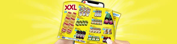 Diese Grafik zeigt auf gelbem Strahlenhintergrund zwei H&auml;nde, die ein Smartphone mit einem digitalen Netto-Prospekt und dahinter mehrere aufgef&auml;cherte Papier-Prospekte halten. Auf dem Bildschirm ist eine Werbeseite mit dem Hinweis &bdquo;f&uuml;nfzig Prozent sparen&ldquo; sowie verschiedenen erkennbaren Produkten zu sehen, darunter S&uuml;&szlig;waren, ein Milchdessert, Frischk&auml;se, Aufschnitt, Tiefk&uuml;hlpizza und weitere verpackte Lebensmittel mit Preis- und Aktionshinweisen. Unten ist ein hervorgehobener Button "Zum digitalen Wochenprospekt", der zum Klicken einl&auml;dt.