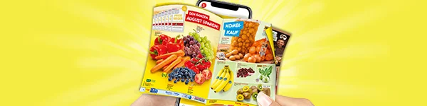 Diese Grafik zeigt auf gelbem, strahlenf&ouml;rmigem Hintergrund ein Smartphone in einer Hand mit einem ge&ouml;ffneten digitalen Wochenprospekt, auf dem Obst und Gem&uuml;se wie Paprika, Karotten, Trauben, Beeren, Orangen, Bananen, Kiwi und weitere Produkte abgebildet sind. Im Prospekt stehen die Hinweise &bdquo;Den ganzen August sparen!&ldquo; und &bdquo;Kombi-Kauf&ldquo;. Unten befindet sich ein wei&szlig;er, rot umrandeter Button mit der Aufschrift &bdquo;Zum digitalen Wochenprospekt&ldquo;, der deutlich zum Klicken einl&auml;dt.