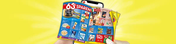 Diese Grafik zeigt auf einem leuchtend gelben Hintergrund mit hellem Strahlenverlauf ein Smartphone, vor dem zwei H&auml;nde ein aufgeklapptes Prospekt halten. Auf dem Prospekt steht oben gro&szlig; &bdquo;dreiundsechzig Prozent sparen&ldquo;. Zu sehen sind zahlreiche Angebote aus verschiedenen Produktbereichen, darunter Drogerieartikel, K&auml;se, Joghurt oder Skyr, Eis sowie weitere Lebensmittel. Unten mittig befindet sich ein wei&szlig;er, rot umrandeter Button mit der Aufschrift &bdquo;Zum digitalen Wochenprospekt&ldquo;, der zum Klicken einl&auml;dt.