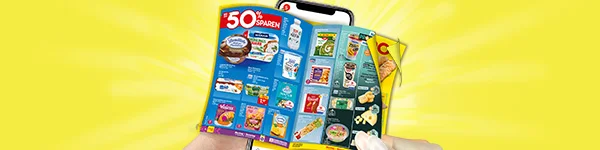 Diese Grafik zeigt auf einem strahlend gelben Hintergrund mit Lichtstrahlen ein Smartphone in zwei H&auml;nden, auf dessen Display ein ge&ouml;ffnetes Netto-Wochenprospekt mit verschiedenen K&uuml;hlregalartikeln wie Joghurt,Kefir,K&auml;se,Eis, Caffee liegt; auf der linken Prospektseite steht &bdquo;bis zu f&uuml;nnfzig Prozent sparen!&ldquo;. Ganz unten befindet sich ein wei&szlig;er Button mit roter Umrandung und der Aufschrift &bdquo;Zum digitalen Wochenprospekt&ldquo;, der zum Klicken einl&auml;dt.