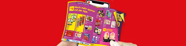 Diese Grafik zeigt auf gelbem Strahlenhintergrund zwei H&auml;nde, die vor einem Smartphone ein aufgeklapptes digitales Wochenprospekt halten; auf der linken Seite steht die &Uuml;berschrift &bdquo;Unsere Frische-Highlights&ldquo;, im Prospekt sind mehrere Angebote aus dem Frischebereich mit Produktabbildungen zu sehen, darunter unter anderem Rama, M&ouml;venpick, Skyr, S&uuml;&szlig;waren sowie weitere K&uuml;hl- und Aktionsartikel, auf der rechten oberen Prospektseite steht &bdquo;Italienische Spezialit&auml;ten&ldquo; und unten l&auml;dt ein Button mit der Aufschrift &bdquo;Zum digitalen Wochenprospekt&ldquo; zum Klicken ein.