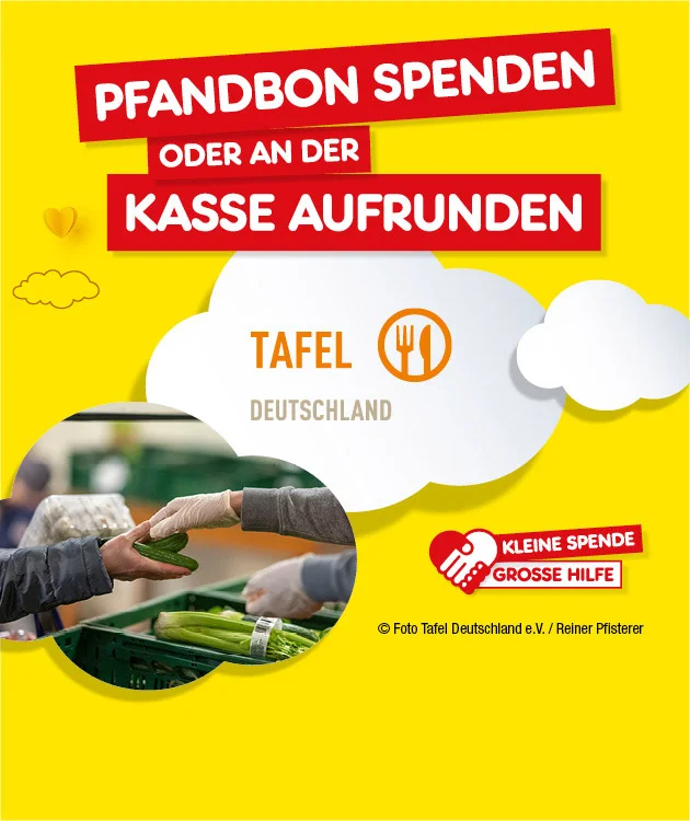 Bild mit gelbem Hintergrund und wei&szlig;en Wolken. Links oben steht in roten K&auml;sten: &bdquo;Pfandbon spenden oder an der Kasse aufrunden&ldquo;. Darunter das Logo der Tafel Deutschland mit einem Teller und Besteck. Rechts oben ein rotes Herz mit der Aufschrift: &bdquo;Kleine Spende, gro&szlig;e Hilfe&ldquo;. Rechts daneben ein Foto, auf dem eine Person einer anderen Person eine Gurke &uuml;berreicht, im Hintergrund frisches Gem&uuml;se. Unten rechts ist ein wei&szlig;er Button mit der Aufschrift: &bdquo;Hier mehr erfahren&ldquo;.