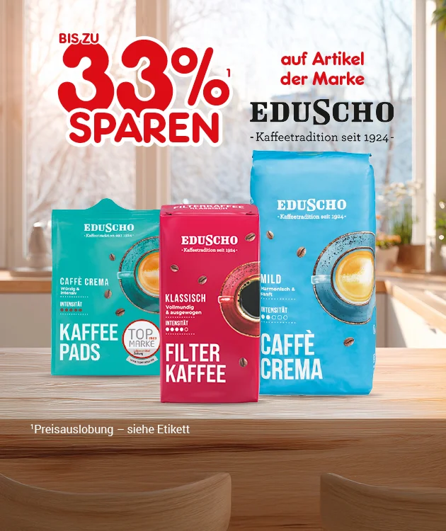 Heller K&uuml;chenhintergrund mit Fenster und Holztisch. Gro&szlig; steht &bdquo;bis zu dreiunddrei&szlig;ig Prozent sparen&ldquo;. Daneben: &bdquo;auf Artikel der Marke Eduscho&ldquo; sowie &bdquo;Eduscho &ndash; Kaffeetradition seit neunzehnhundertvierundzwanzig&ldquo;. Abgebildet sind drei Eduscho-Produkte: &bdquo;Kaffee Pads Caff&egrave; Crema&ldquo;, &bdquo;Filter Kaffee Klassisch&ldquo; und &bdquo;Caff&egrave; Crema Mild&ldquo;. Es gibt einen Hinweis zur hochgestellten Eins: &bdquo;Preisauslobung &ndash; siehe Etikett". Unten mittig ein wei&szlig;er Button mit rotem Rand und roter Schrift: &bdquo;Weitere Sparangebote entdecken&ldquo;, der zum Klicken einl&auml;dt.