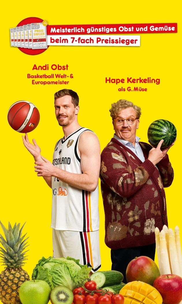 Diese Grafik zeigt einen gelben Hintergrund mit dem Text &bdquo;Meisterlich g&uuml;nstiges Obst und Gem&uuml;se beim siebenfach Preissieger&ldquo; sowie mehreren &bdquo;Deutschland Test&ldquo;-Titelbl&auml;ttern mit der Auszeichnung &bdquo;Preissieger&ldquo; und dem Hinweis &bdquo;sieben Jahre in Folge&ldquo;. In der Mitte stehen zwei Personen: links &bdquo;Andi Obst, Basketball-Welt- & Europameister&ldquo;, der einen Basketball h&auml;lt, und rechts &bdquo;Hape Kerkeling als G. M&uuml;se&ldquo;, der eine Wassermelone h&auml;lt. Unten sind Obst und Gem&uuml;se abgebildet, darunter Ananas, ein gr&uuml;ner Apfel, Salat, Gurke, Tomaten und Spargel. Unten rechts l&auml;dt ein Button mit der Aufschrift &bdquo;Hier mehr erfahren&ldquo; zum Klicken ein.