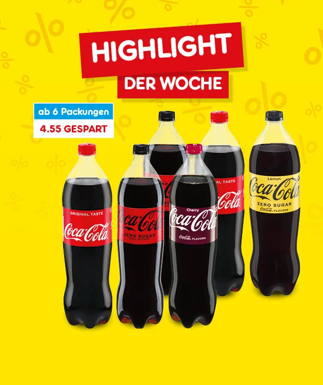 Das Bild zeigt sechs Flaschen Coca-Cola in verschiedenen Sorten: Original Taste, Zero Sugar, Cherry und Lemon Zero Sugar. Im Hintergrund ist ein gelber Farbverlauf mit Prozentzeichen. Oben steht in wei&szlig;er Schrift auf rotem Hintergrund &bdquo;Highlight der Woche&ldquo;. Links daneben ist ein blauer Kasten mit der wei&szlig;en Aufschrift &bdquo;ab sechs Packungen&ldquo;, darunter in rot &bdquo;vier Euro f&uuml;nfundf&uuml;nfzig gespart&ldquo;. Unten mittig ein wei&szlig;es Feld mit roter Schrift: &bdquo;Weitere Angebote entdecken&ldquo;, das zum Klicken einl&auml;dt.