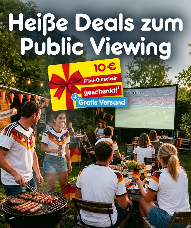Werbegrafik mit dem Text &bdquo;Warm-Up zur Fu&szlig;ball-WM&ldquo; und &bdquo;Hei&szlig;e Deals zum Public Viewing&ldquo;. Mehrere Personen in Deutschland-Trikots sitzen und stehen bei einer Gartenparty mit Grill und Gro&szlig;bildschirm; eingeblendet ist ein Hinweis auf einen 10-Euro-Filial-Gutschein und Gratisversand bei Netto Online