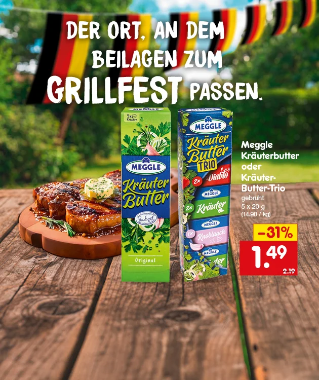 Diese Grafik zeigt auf einer rustikalen Holzfl&auml;che ein gegrilltes Steak mit Kr&auml;uterbutter, daneben Packungen von Meggle Kr&auml;uterbutter Original und Kr&auml;uter-Butter-Trio. Im unscharfen gr&uuml;nen Hintergrund h&auml;ngen Deutschland-Wimpel in Schwarz, Rot und Gold, die eine sommerliche Grillfest-Stimmung vermitteln. Oben steht: &bdquo;Der Ort, an dem Beilagen zum Grillfest passen.&ldquo; Rechts steht das Angebot: &bdquo;Meggle Kr&auml;uterbutter oder Kr&auml;uter-Butter-Trio, gebr&uuml;ht, f&uuml;nf mal zwanzig Gramm, vierzehn Euro neunzig pro Kilogramm&ldquo;. Hervorgehoben sind &bdquo;minus einunddrei&szlig;ig Prozent&ldquo;, der Preis &bdquo;ein Euro neunundvierzig&ldquo; und der gestrichene Vergleichspreis &bdquo;zwei Euro neunzehn&ldquo;. Unten links ist ein Filiale-Symbol, unten rechts ein Button mit &bdquo;Jetzt Angebote entdecken&ldquo;, der zum Klicken einl&auml;dt.
