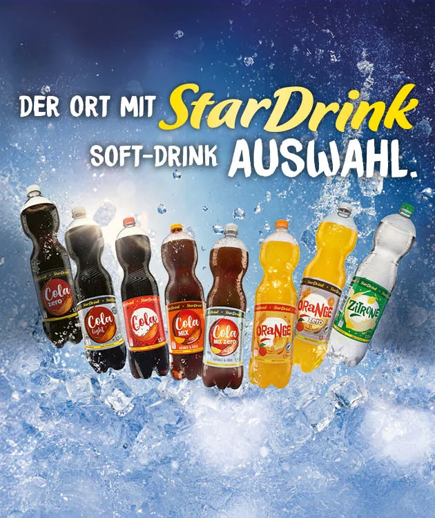 Diese Grafik zeigt einen blauen, spritzigen Eis-Hintergrund mit dem Slogan &bdquo;Der Ort mit StarDrink Soft-Drink Auswahl.&ldquo; Darunter stehen acht 1,5-Liter-Flaschen verschiedener StarDrink-Sorten, darunter Cola Zero, Cola Light, Cola, Cola Mix, Cola Mix Zero, Orange, Orange Zero und Zitrone.