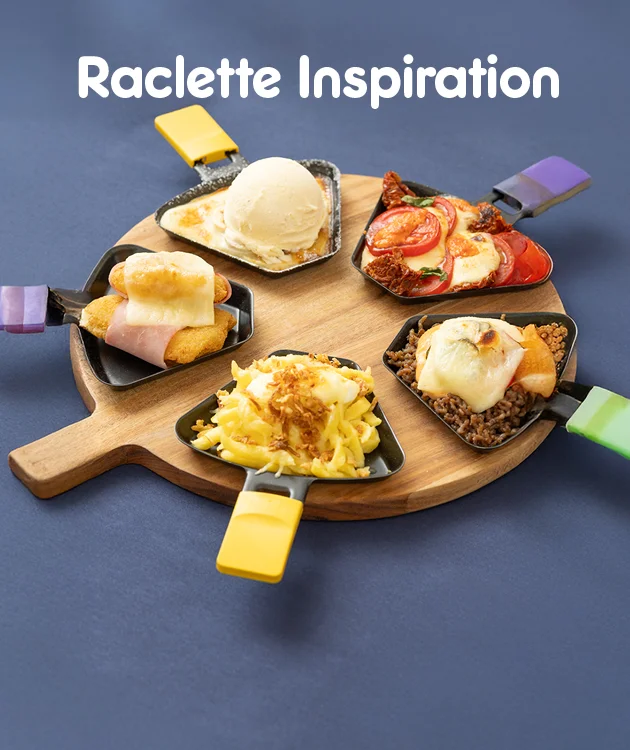 Das Bild zeigt f&uuml;nf Raclette-Pf&auml;nnchen auf einem runden Holzbrett. Jedes Pf&auml;nnchen ist unterschiedlich bef&uuml;llt: eines mit Vanilleeis, eines mit Tomaten, Mozzarella und Basilikum, eines mit Schinken und K&auml;se &uuml;berbacken auf einem Kartoffelr&ouml;sti, eines mit Sp&auml;tzle und R&ouml;stzwiebeln, und eines mit Hackfleisch, Kartoffel und K&auml;se &uuml;berbacken. Oben steht in wei&szlig;er Schrift &bdquo;Raclette Inspiration&ldquo;. Der Hintergrund ist dunkelblau. Unten mittig ein wei&szlig;es Feld mit roter Schrift: &bdquo;Hier Rezept entdecken&ldquo;, das zum Klicken einl&auml;dt.