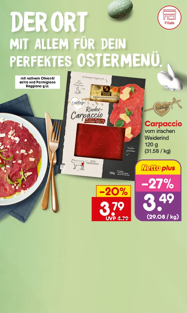 Werbegrafik auf hellgr&uuml;nem Hintergrund mit Ostermotiv. Text links: &bdquo;Der Ort mit allem f&uuml;r dein perfektes Ostermen&uuml;.&ldquo; Tischszene mit Teller Rindercarpaccio, etwas Rucola und K&auml;seflocken, goldfarbenem Besteck auf dunkelblauer Serviette, gr&uuml;n gesprenkeltem Osterei und wei&szlig;em Deko-Hasen. Rechts: Produktabbildung &bdquo;Lieblings Rinder Carpaccio&ldquo;, Hinweis: &bdquo;mit nativem Oliven&ouml;l extra und Parmigiano Reggiano g. U.&ldquo; Produkttext: &bdquo;Carpaccio vom irischen Weiderind, einhundertzwanzig Gramm (einunddrei&szlig;ig Komma achtundf&uuml;nfzig pro Kilogramm).&ldquo; Preise: &bdquo;minus zwanzig Prozent: drei Euro neunundsiebzig, UVP vier Euro neunundsiebzig&ldquo; sowie &bdquo;mit der Netto plus App minus siebenundzwanzig Prozent: drei Euro neunundvierzig (neunundzwanzig Komma null acht pro Kilogramm).&ldquo; Unten Button: &bdquo;Jetzt Angebote entdecken&ldquo; &ndash; l&auml;dt zum Klicken ein.