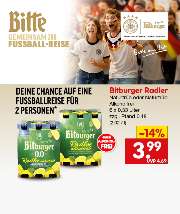 Bitburger-Grafik &bdquo;Bitte &ndash; gemeinsam zur Fu&szlig;ball-Reise&ldquo;. Links steht: &bdquo;Deine Chance auf eine Fu&szlig;ballreise f&uuml;r zwei Personen&ldquo;. In der Mitte sind Bitburger null Komma null und Bitburger Radler naturtr&uuml;b abgebildet, dazu ein Hinweis &bdquo;auch alkoholfrei&ldquo;. Rechts: &bdquo;Bitburger Radler Naturtr&uuml;b oder Naturtr&uuml;b alkoholfrei, sechs mal null Komma dreiunddrei&szlig;ig Liter, zuz&uuml;glich Pfand achtundvierzig Cent; zwei Euro zwei pro Liter&ldquo;. Preisfeld: &bdquo;minus vierzehn Prozent&ldquo; und &bdquo;drei Euro neunundneunzig&ldquo;, darunter &bdquo;UVP vier Euro neunundsechzig&ldquo;. Unten ein Button &bdquo;Hier geht&rsquo;s zum Gewinnspiel&ldquo;, der zum Klicken einl&auml;dt.