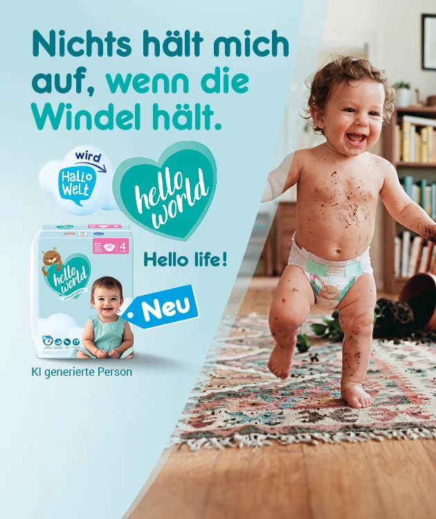 Zu sehen ist eine helle Werbegrafik f&uuml;r Babywindeln. Links auf hellblauem Hintergrund steht der Spruch Nichts h&auml;lt mich auf, wenn die Windel h&auml;lt. Darunter sind eine Windelpackung mit der Aufschrift hello world, ein blaues Neu-Schild und eine Sprechblase mit wird hallo Welt gezeigt. Rechts sieht man ein lachendes Kleinkind in Windel, das mit schlammigen H&auml;nden durch ein Wohnzimmer l&auml;uft. Auf dem Boden liegen Erde, Bl&auml;tter und ein umgekippfter Blumentopf. Unten stehen hello life und ein Button mit Jetzt Angebote entdecken.