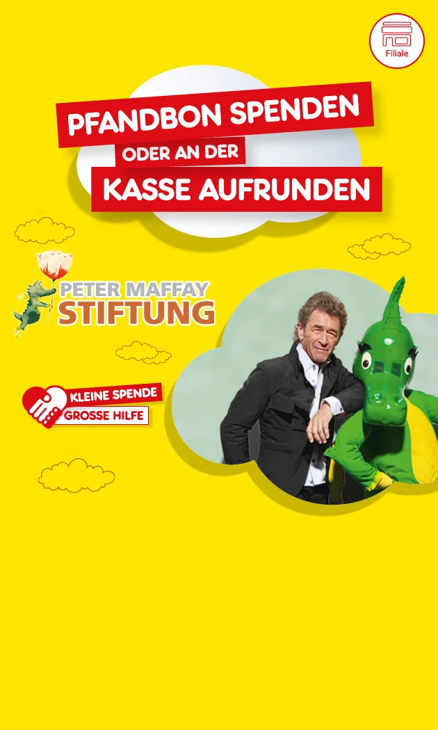 Diese Grafik zeigt einen gelben Hintergrund mit wei&szlig;en Wolkenformen und kleinen Wolken-Illustrationen. Links steht als Headline in roten Balken: &bdquo;Pfandbon spenden oder an der Kasse aufrunden&ldquo;. Oben rechts steht neben einem roten Herz-H&auml;nde-Symbol: &bdquo;Kleine Spende grosse Hilfe&ldquo;. Rechts ist in einer wolkenf&ouml;rmigen Bildfl&auml;che ein Foto von Peter Maffay neben einem gr&uuml;nen Drachen zu sehen. Unten links das Logo &bdquo;Peter Maffay Stiftung&ldquo; mit kleinem Drachen-Symbol der eine Blume in der Hand h&auml;lt. Ganz unten rechts ein Button &bdquo;Hier mehr erfahren&ldquo;, der zum Klicken einl&auml;dt.