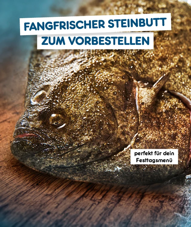 Bild mit einem fangfrischen Steinbutt, der auf einer Holzfläche liegt und teilweise von Eis umgeben ist. Oben mittig steht in weiß-blauer Schrift: „Fangfrischer Steinbutt zum Vorbestellen“. Rechts auf dem Fisch ein weißes Textfeld mit schwarzer Schrift: „perfekt für dein Festtagsmenü“. Unten mittig ein weiß-roter Button mit der Aufschrift: „Hier mehr erfahren“, der zum Klicken einlädt.