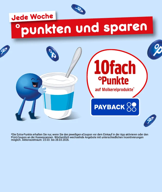 Motiv mit hellblauem Hintergrund und fliegenden Payback-Punktesymbolen. Oben links steht &bdquo;Jede Woche&ldquo;, darunter auf rotem Banner &bdquo;punkten und sparen&ldquo;. Links steht ein blauer Pointee und winkt. Rechts h&auml;lt der Pointee ein rundes Schild mit der Aufschrift &bdquo;zehnfach Punkte auf Molkereiprodukte&ldquo;, darunter das Payback-Logo. Unten ein Sternchentext mit Hinweisen zu Extra-Punkten, Coupon-Aktivierung vor dem Einkauf (in der App oder per Print-Coupon an der Kasse), w&ouml;chentlich wechselnden Angeboten sowie dem Aktionszeitraum &bdquo;dreiundzwanzigster null dritter bis achtundzwanzigster null dritter zweitausendsechsundzwanzig&ldquo;. Unten mittig Button &bdquo;Hier mehr erfahren&ldquo;; der Button l&auml;dt zum Klicken ein.