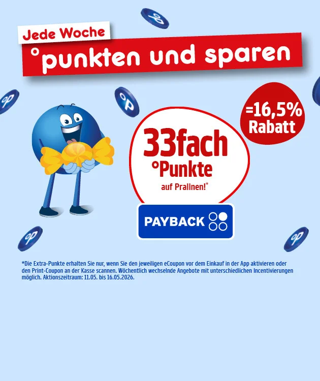Diese Grafik zeigt einen hellblauen Hintergrund mit mehreren schwebenden, dunkelblauen Payback-Punktem&uuml;nzen. Oben links steht in einem wei&szlig;en Feld mit roter Schrift &bdquo;Jede Woche&ldquo;. Daneben auf einer gro&szlig;en roten Bannerfl&auml;che in Wei&szlig;: &bdquo;&deg;punkten und sparen&ldquo;. Links steht ein blauer Pointee mit gro&szlig;en Augen und l&auml;chelndem Gesicht und h&auml;lt ein gro&szlig;es gelbes Bonbon. Mittig rechts ist ein wei&szlig;es Feld mit roter Umrandung und roter Schrift: &bdquo;dreiunddrei&szlig;igfach &deg;Punkte&ldquo; und darunter kleiner: &bdquo;auf Pralinen!&ldquo; Darunter ein blaues Logo-Feld mit wei&szlig;er Schrift &bdquo;PAYBACK&ldquo; und vier wei&szlig;en Punkten. Rechts befindet sich ein roter Kreis mit wei&szlig;er Schrift: &bdquo;gleich sechzehn Komma f&uuml;nf Prozent Rabatt&ldquo;. Unten klein als Sternchentext in Blau: &bdquo;Die Extra-Punkte erhalten Sie nur, wenn Sie den jeweiligen eCoupon vor dem Einkauf in der App aktivieren oder den Print-Coupon an der Kasse scannen. W&ouml;chentlich wechselnde Angebote mit unterschiedlichen Incentivierungen m&ouml;glich. Aktionszeitraum: elfter Mai bis sechzehnter Mai zweitausendsechsundzwanzig.&ldquo; Ganz unten mittig ein wei&szlig;er Button mit roter Umrandung und roter Schrift &bdquo;Hier mehr erfahren&ldquo;, der zum Klicken einl&auml;dt.