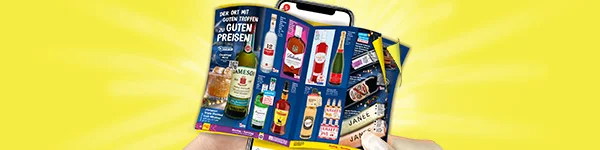 Bild mit einer Hand, die ein aufgeschlagenes Prospekt vor einem Smartphone h&auml;lt. Im Prospekt sind erkennbare Spirituosen und Weine abgebildet, darunter Jameson Irish Whiskey, Ballantine's Scotch Whisky, Sierra Tequila, Baileys Irish Cream, Ramazotti, Rotk&auml;ppchen Sekt, Metaxa Weinbrand, Jim Beam Bourbon Whiskey, J&auml;germeister Kr&auml;uterlik&ouml;r, Johnnie Walker Blended Scotch Whisky und Janee. Hintergrund in leuchtendem Gelb. Oben rechts rotes Feld mit wei&szlig;er Schrift: &bdquo;Unsere Wochenangebote&ldquo;. Rechts daneben drei rote Felder mit wei&szlig;er Schrift: &bdquo;Immer aktuell, immer online, &uuml;berall und jederzeit&ldquo;. Unten mittig ein wei&szlig;es Feld mit roter Schrift: &bdquo;Jetzt Prospekt durchbl&auml;ttern&ldquo;, das zum Klicken einl&auml;dt.