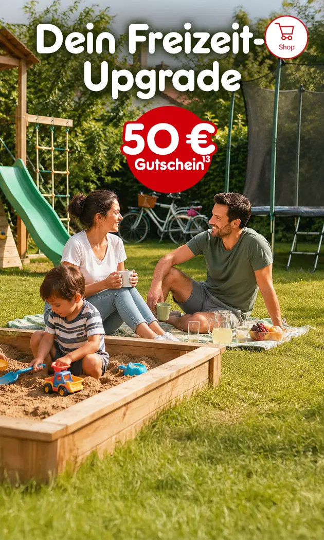 &bdquo;Dein Freizeit-Upgrade&ldquo; und &bdquo;50 &euro; Gutschein&ldquo; mit hochzahl 13 verweisend auf Rechtstexte: Zwei Erwachsene sitzen auf einer Picknickdecke im Garten, w&auml;hrend zwei Kinder in einem Sandkasten spielen. Im Hintergrund stehen ein Spielturm mit Rutsche und ein Trampolin.
