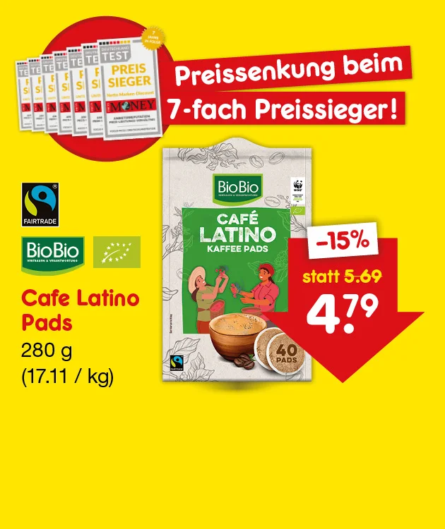Diese Grafik zeigt auf gelbem Hintergrund links oben hintereinander gestellte Testsieger-Auszeichnungen und den Schriftzug &bdquo;Preissenkung beim siebenfach Preissieger!&ldquo;. In der Mitte ist die Packung &bdquo;BioBio Caff&egrave; Latino Kaffeepads&ldquo; mit BioBio-, EU-Bio- und Fairtrade-Siegeln zu sehen. Links steht &bdquo;Cafe Latino Pads, zweihundertachtzig Gramm, siebzehn Euro elf pro Kilogramm&ldquo;. Rechts zeigt ein roter Pfeil &bdquo;minus f&uuml;nfzehn Prozent&ldquo;, &bdquo;statt f&uuml;nf Euro neunundsechzig&ldquo; und den neuen Preis &bdquo;vier Euro neunundsiebzig&ldquo;. Unten befindet sich der Button &bdquo;Weitere preisgesenkte Artikel&ldquo;, der zum Klicken einl&auml;dt.