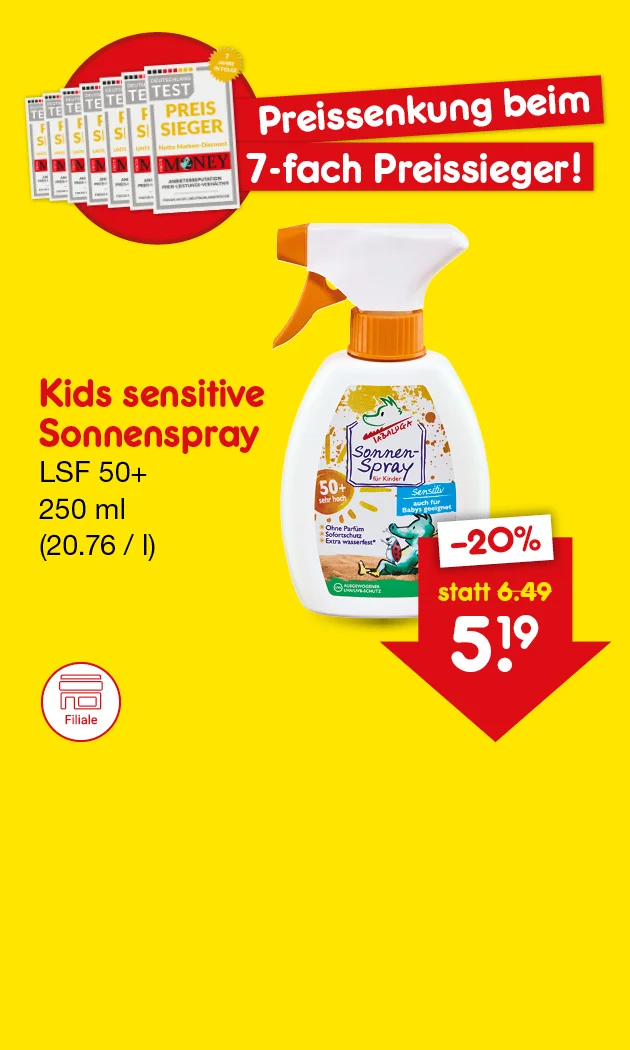 Diese Grafik zeigt auf gelbem Hintergrund mehrere Testsiegel-Abbildungen "Preissieger" der Zeitschrift Money mit dem Hinweis &bdquo;Preissenkung beim siebenfachen Preissieger!&ldquo;. In der Mitte ist eine Flasche &bdquo;Kids sensitive Sonnenspray&ldquo;, Lichtschutzfaktor f&uuml;nfzig plus, mit zweihundertf&uuml;nfzig Milliliter zu sehen. Links stehen Produktname, Lichtschutzfaktor und Literpreis von zwanzig Euro sechsundsiebzig, rechts ein roter Pfeil mit minus zwanzig Prozent sowie dem Preis von f&uuml;nf Euro neunzehn statt sechs Euro neunundvierzig. Unten befindet sich ein Button mit der Aufschrift &bdquo;Weitere preisgesenkte Artikel&ldquo;, der zum Klicken einl&auml;dt.