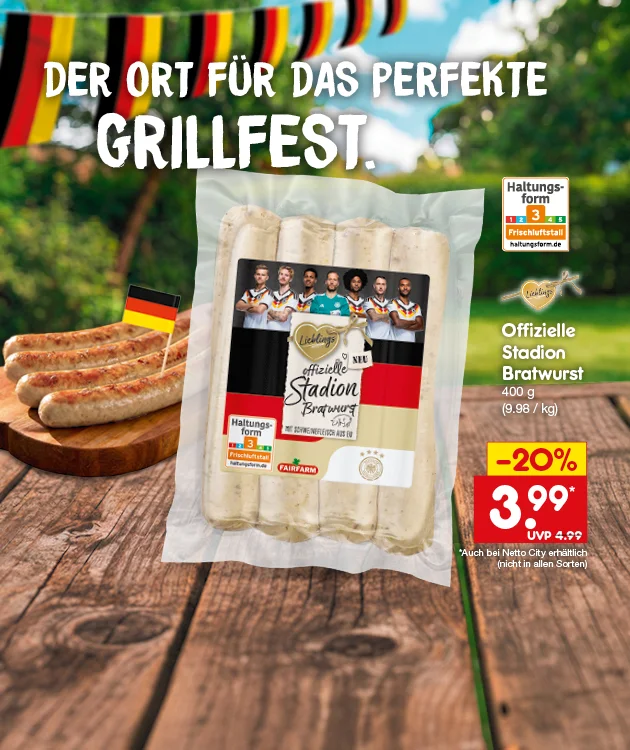 Diese Grafik zeigt eine sommerliche Szene mit schwarz-rot-goldenen Wimpeln, vier Bratw&uuml;rsten auf einem Holzbrett mit kleiner Deutschlandflagge und einer verpackten &bdquo;Lieblings offiziellen Stadion Bratwurst&ldquo;. Oben steht &bdquo;Der Ort f&uuml;r das perfekte Grillfest.&ldquo; Rechts sind das Siegel &bdquo;Haltungsform&ldquo; mit den Stufen eins bis f&uuml;nf, markiert auf Stufe drei &bdquo;Frischluftstall&ldquo;, ein Herz mit &bdquo;Lieblings&ldquo;, der Text &bdquo;Offizielle Stadion Bratwurst, vierhundert Gramm, neun Euro achtundneunzig pro Kilogramm&ldquo; sowie ein rotes Preisschild mit &bdquo;minus zwanzig Prozent&ldquo;, &bdquo;drei Euro neunundneunzig&ldquo; und &bdquo;UVP vier Euro neunundneunzig&ldquo; zu sehen. Unten links ist ein Filiale-Symbol, und unten l&auml;dt der Button &bdquo;Jetzt Angebote entdecken&ldquo; zum Klicken ein.